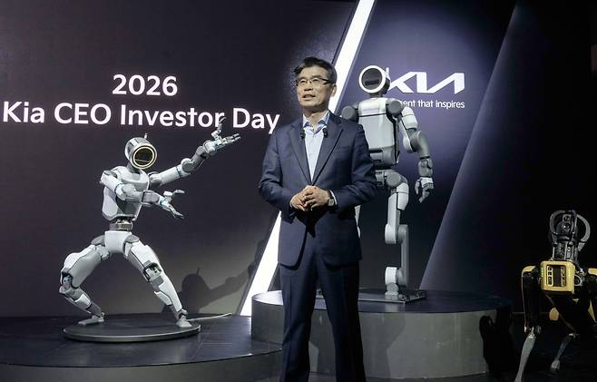 송호성 기아 사장이 9일 서울 중구 신라호텔에서 열린 2026 CEO 인베스터 데이에서 기아의 중장기 사업 전략 등에 대해 설명하고 있다. (현대차·기아 제공. 재판매 및 DB 금지) 2026.4.9/뉴스1