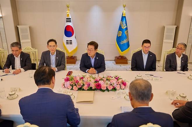 이재명 대통령이 2025년 8월 19일 서울 용산 대통령실 청사에서 열린 미일 순방 동행 경제단체 및 기업인 간담회에서 발언하고 있다. 사진=대통령실 제공