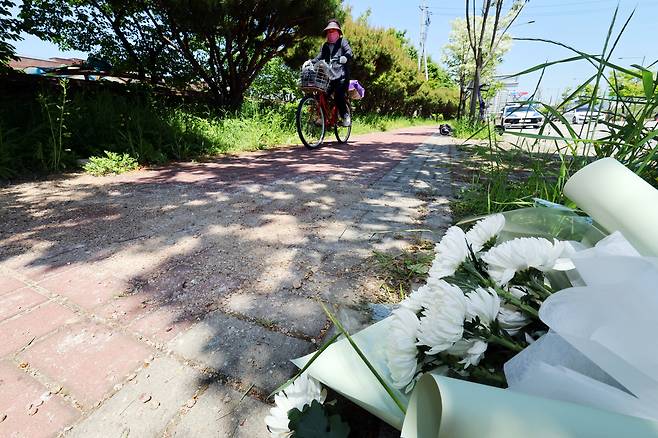 6일 오후 광주 광산구 월계동 한 보행자도로에 국화가 놓여 있다. 이곳에서는 어린이날인 전날 오전 살인 혐의 등을 받는 장모씨가 휘두른 흉기에 여고생과 남고생이 찔려 숨지거나 다쳤다. 연합뉴스