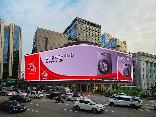 삼성전자는 영화 ‘악마는 프라다를 입는다 2’를 활용해 일체형 세탁건조기 ‘비스포크 AI 콤보’ 글로벌 광고 캠페인을 한국·영국에서 진행한다고 3일 밝혔다. 사진은 삼성전자가 서울 명동 신세계스퀘어에서 진행하는 ‘비스포크 AI 콤보’ 옥외광고 모습. 삼성전자 제공