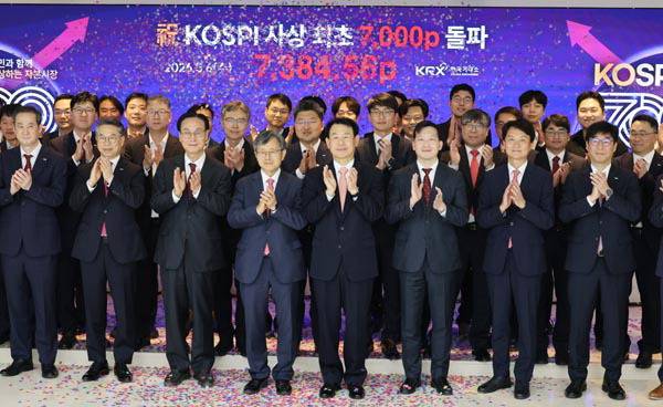 정은보 한국거래소 이사장을 비롯한 참석자들이 6일 부산 남구 한국거래소 부산본사(BIFC) 51층 홍보관에서 코스피 7000포인트 돌파 기념 세리머니를 펼치고 있다. 연합뉴스