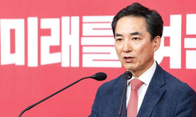 6·3 국회의원 재보궐선거 공천을 받은 박민식 국민의힘 부산 북갑 후보가 5일 서울 여의도 국민의힘 중앙당사에서 열린 기자회견에서 취재진의 질문에 답하고 있다. 연합뉴스