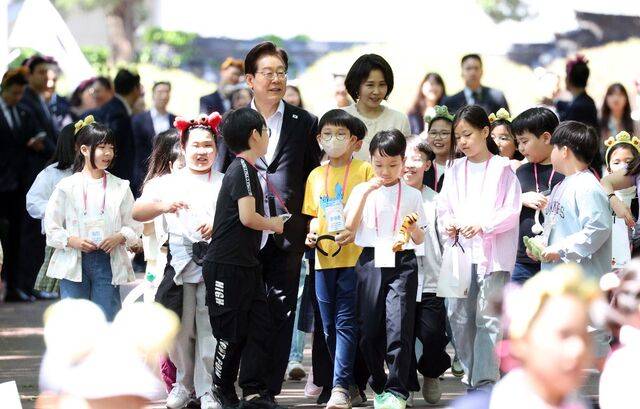 이재명 대통령과 김혜경 여사가 5일 어린이날을 맞아 청와대에 장애 아동과 아동보호시설 아동, 인구소멸지역 및 다문화가정 아동, 오송 참사 유가족, 청와대 인근 거주 아동 등을 초청해 어린이날 행사를 진행하고 있다. 청와대사진기자단