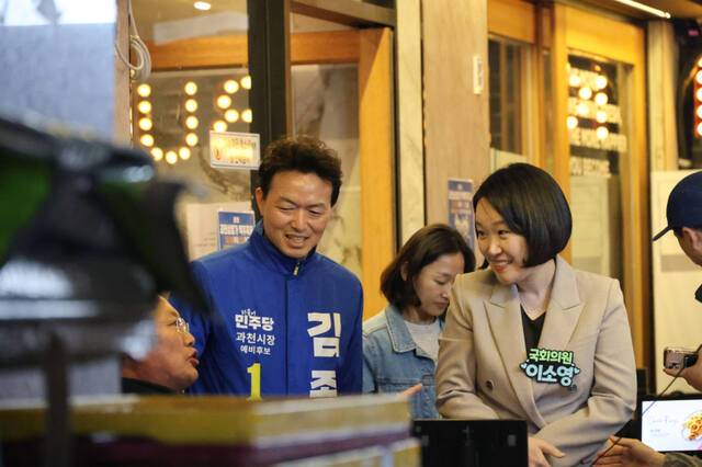 더불어민주당 과천시장 김종천 후보가 지난 5일 이소영 국회의원과 함께 과천지역 상가 일대를 방문해 시민들의 의견을 듣고 있다. 더불어민주당 과천시장 김종천 후보 선거사무소 제공