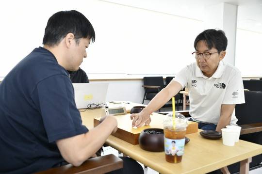 목진석(오른쪽) 9단이 윤준상 9단을 꺾고 13년 만에 LG배 본선에 진출했다. / 사진=연합뉴스