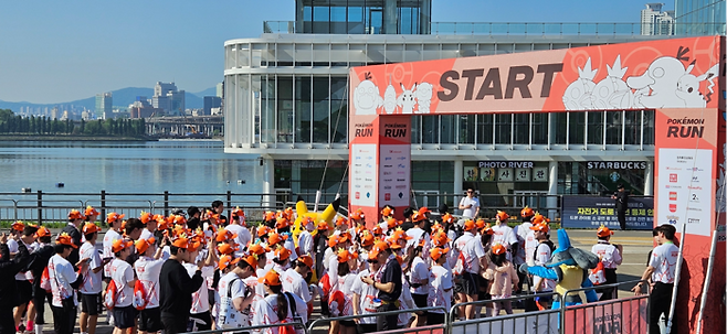 포켓몬 런 참가자들이 마라톤 출발 신호를 기다리고 있다. [이가람 기자]