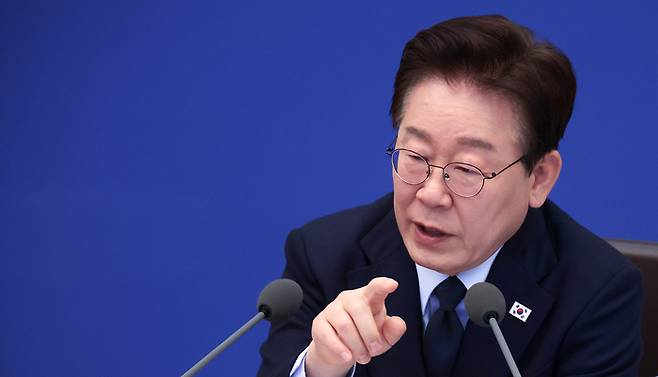이재명 대통령이 6일 청와대에서 열린 비상경제점검회의 겸 국무회의에서 발언하고 있다. [청와대통신사진기자단]