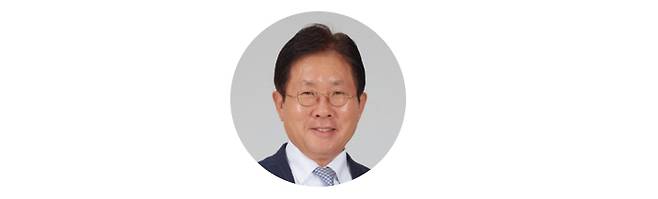 국내 최초로 ‘골프 의학’이라는 학문을 도입했으며, 의료 현장에서 3000명이 넘는 골프 부상 환자를 돌본 골프 의학 분야 최고 권위자로 불린다. 현재 서울 부민병원 스포츠재활센터장으로 재직 중이며 대한골프의학회 회장, KPGA 전담 피지오 팀 센터장, KGA 국가대표 전담 의사 등을 맡고 있다.