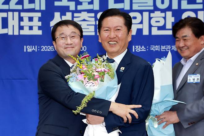 더불어민주당 신임 원내대표로 추대되며 연임에 성공한 한병도 의원이 6일 국회에서 열린 제3기 원내대표 선출 의원총회에서 기념촬영을 하고 있다. 김재훈 기자
