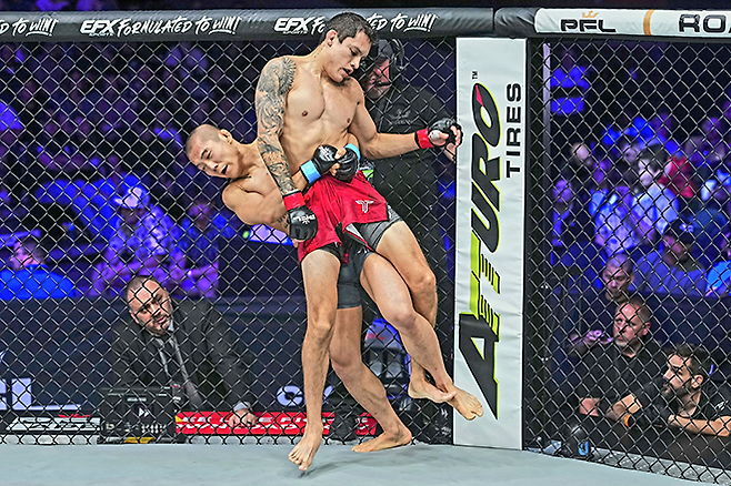Road to UFC 시즌2 페더급 준결승 김상원이 세계 2위 종합격투기 단체 Professional Fighters League 2026년 7번째 대회에서 UFC 4전 움베르토 반데나이를 집어 던지고 있다. 사진=PFL MMA, Inc.