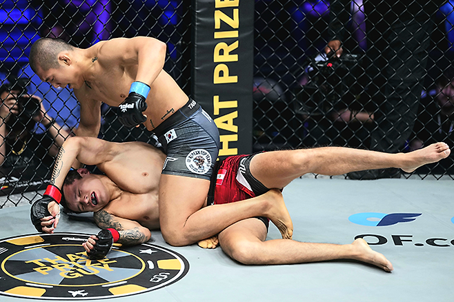 Road to UFC 시즌2 페더급 준결승 김상원이 세계 2위 종합격투기 단체 Professional Fighters League 2026년 7번째 대회에서 UFC 4전 움베르토 반데나이를 그라운드 앤드 파운드로 공격하고 있다. 사진=PFL MMA, Inc.