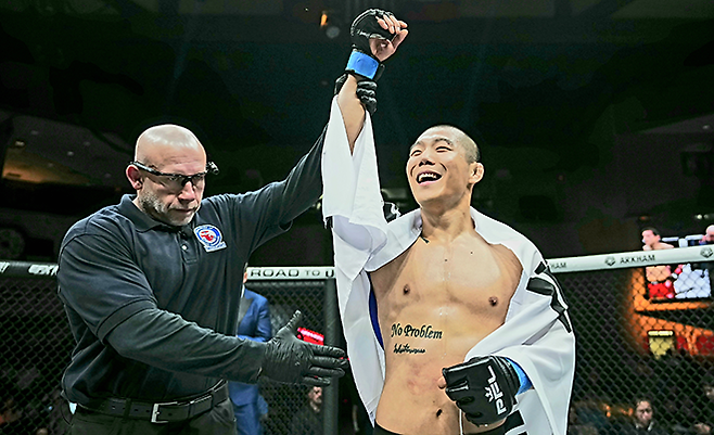 Road to UFC 시즌2 페더급 준결승 김상원이 미국 사우스다코타주 수폴스의 샌퍼드 펜타곤에서 세계 2위 종합격투기 단체 Professional Fighters League 2026년 7번째 대회 승리 후 기뻐하고 있다. 사진=PFL MMA, Inc.