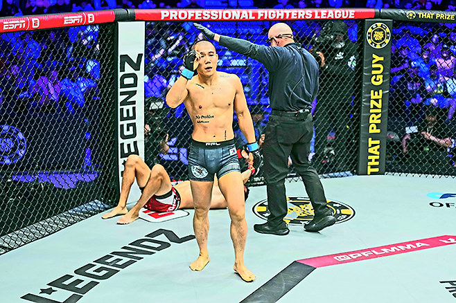 Road to UFC 시즌2 페더급 준결승 김상원이 세계 2위 종합격투기 단체 Professional Fighters League 2026년 7번째 대회에서 UFC 4전 움베르토 반데나이를 2라운드 TKO로 꺾은 후 기뻐하고 있다. 사진=PFL MMA, Inc.