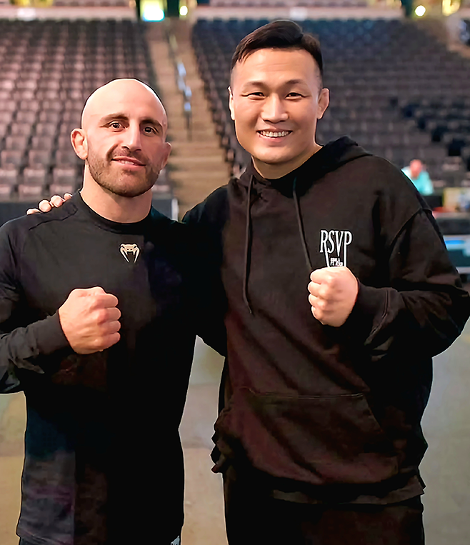 제5·7대 UFC 페더급 챔피언 알렉산더 볼카노프스키가 타이틀매치에서 대결했던 ZFN 정찬성 대표의 초청으로 2026년 5월 한국을 찾는다. 사진@koreanzombiemma/@alexvolkanovski