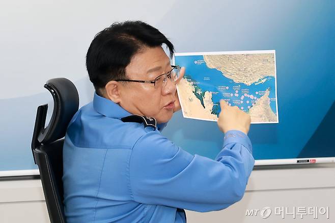 [서울=뉴시스] 조성봉 기자= 장인식 해양경찰청장 직무대행이 5일 호르무즈 해협 내 한국선박 사고 발생 관련 긴급 상황점검 회의를 주재하고 있다. 장 해경청장 직무대행은 주변국 수색구조본부(RCC)에 사고 상황 파악과 구조 협력을 강화할 것을 지시했다.(사진=해양경찰청 제공) 2026.05.05. photo@newsis.com  *재판매 및 DB 금지 /사진=조성봉