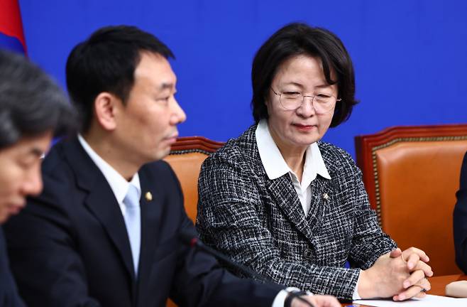 정부는 검찰개혁 2단계 입법의 핵심인 형사소송법 개정 정부안을 상반기(1~6월) 내 마련한 뒤 당정 협의를 거쳐 오는 6월 이후 입법예고하겠다는 방침이다. 사진은 추미애 국회 법제사법위원장이 지난 3월17일 오전 서울 여의도 국회에서 열린 검찰개혁 관련 긴급 기자회견에서 김용민 법사위 여당 간사를 바라보고 있는 모습. /사진=뉴시스