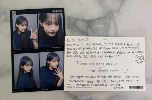 걸그룹 뉴진스 멤버 민지의 근황이 전해졌다. 사진은 뉴진스 멤버 민지가 생일 카페에 남긴 사진과 편지. /사진=온라인커뮤니티