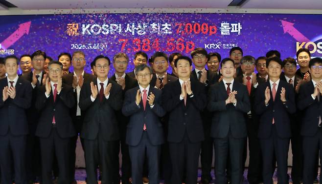 6일 코스피가 사상 최초로 7000선을 돌파한 가운데 증권사 리서치센터장들이 AI 밸류체인 기업을 향후 주도주로 지목했다. 사진은 이날 부산 남구 한국거래소 홍보관에서 열린 코스피 7000 돌파 기념 축하 세리머니. /사진=뉴스1