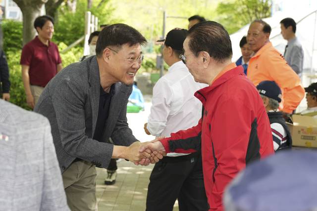 정문헌 서울 종로구청장이 지난달 19일 지역 내 교남동 현장 점검 중 주민과 인사를 나누는 모습.  종로구청 제공