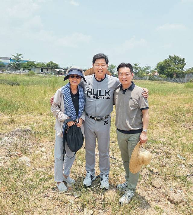 필자(이만수 헐크파운데이션 이사장·가운데)가 캄보디아 야구장 부지에서 김정영(왼쪽) 선교사, 이윤 대표와 함께 사진을 찍었다.