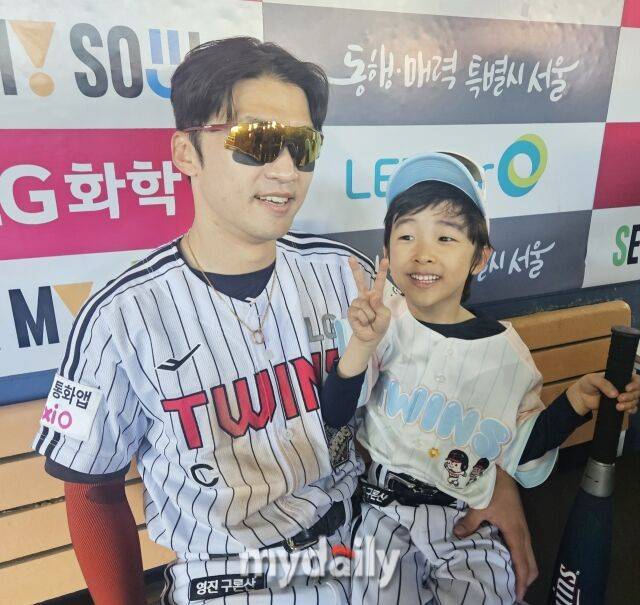 박해민이 아들 이든 군과 함께 인터뷰를 하고 있다./잠실=심혜진 기자