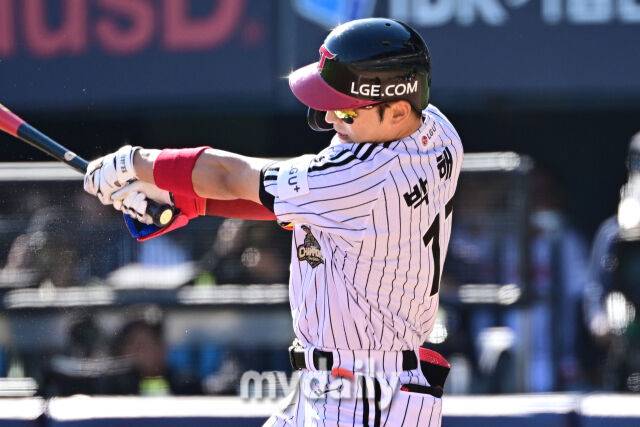 5일 서울 잠실야구장에서 열린 '2026 신한 SOL BANK KBO리그' 두산 베어스와 LG 트윈스 경기. LG 박해민이 7회말 1사 1-2루에 역전 1타점 적시타를 치고 있다./잠실=한혁승 기자