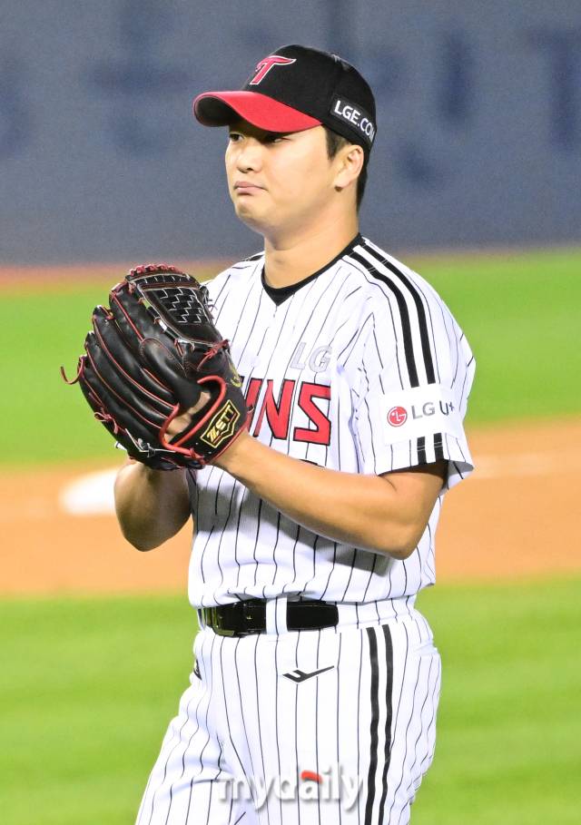 고우석이 투구를 준비하고 있다./마이데일리