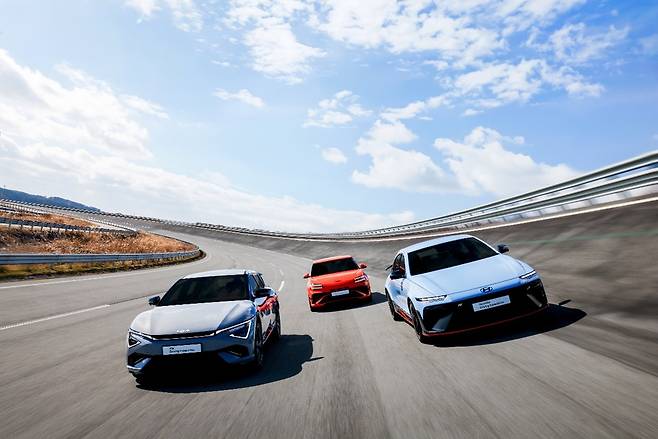 기아 EV6 GT(왼쪽부터), 제네시스 GV60 마그마, 현대 아이오닉 6 N이 HMG 드라이빙 익스피리언스 센터 주행시험장을 달리고 있다. [현대차그룹 제공]