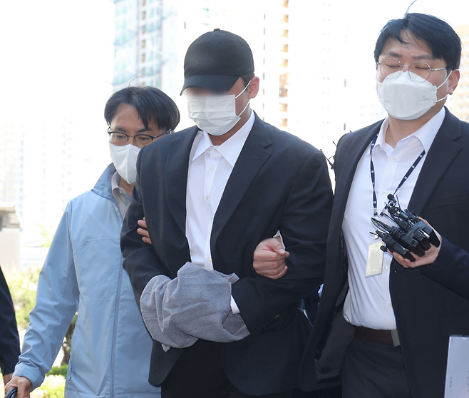 4일 오전 경기도 남양주시 의정부지방법원 남양주지원에서 고(故) 김창민 영화감독 상해치사 사건 피의자(가운데)가 구속 전 피의자 심문(영장실질심사)을 위해 법정으로 이동하고 있다. [연합]