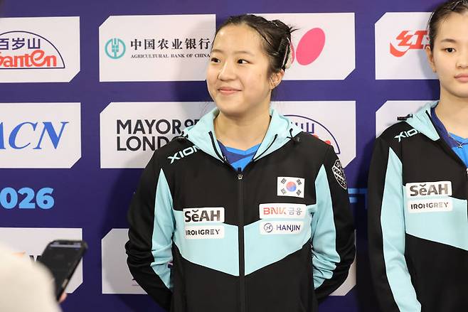 [서울=뉴시스] 2026 국제탁구연맹(ITTF) 세계탁구선수권대회 단체전 32강에서 캐나다를 3-0으로 완파한 뒤 취재진과 인터뷰하는 신유빈. (사진=대한탁구협회 제공) 2026.05.05. *재판매 및 DB 금지