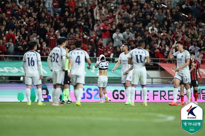 [서울=뉴시스] 프로축구 K리그1 FC안양 김강, FC서울과의 하나은행 K리그1 2026 12라운드 원정 경기 중 관중 도발로 퇴장. (사진=한국프로축구연맹 제공) *재판매 및 DB 금지