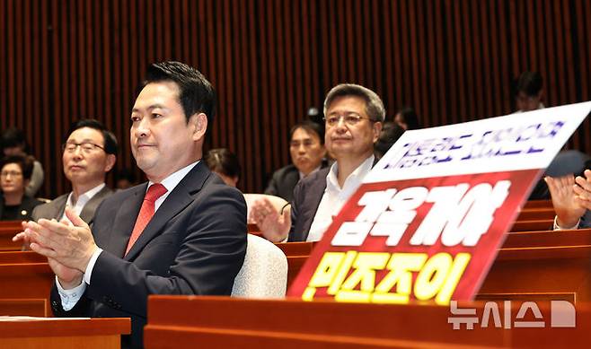 [서울=뉴시스] 김금보 기자 = 장동혁 국민의힘 대표가 6일 오후 서울 여의도 국회에서 열린 의원총회에 출석해 있다. 2026.05.06. kgb@newsis.com