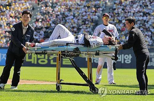 부상 당한 문보경 (서울=연합뉴스) 어린이날인 5일 서울 잠실야구장에서 열린 KBO 프로야구 두산 베어스와 LG 트윈스의 경기.     4회초 LG 1루수 문보경이 수비 중 부상을 당해 구급차로 이송되고 있다. 2026.5.5