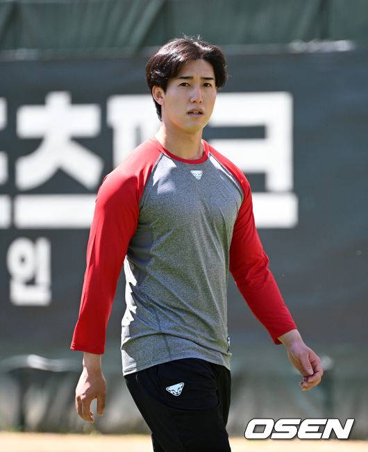 [OSEN=인천, 이대선 기자] 5일 인천 SSG랜더스필드에서 2026 신한 SOL KBO리그 SSG 랜더스와 NC 다이노스의 경기가 열렸다.이날 SSG은 최민준, 두산 NC는 신영우를 선발로 내세웠다.미치 화이트의 부상 대체 선수로 영입한 일본 독립리그 좌완 투수 히라모토 긴지로가 훈련을 하고 있다. 2026.05.05 /sunday@osen.co.kr