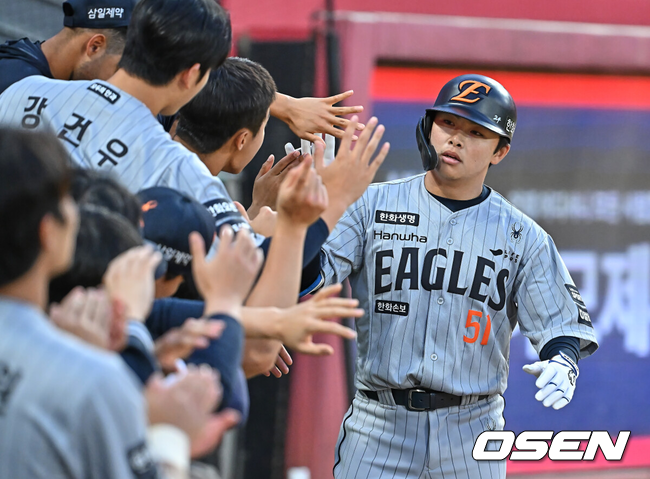 [OSEN=광주, 이석우 기자] 6일 광주-기아 챔피언스필드에서 2026 신한 SOL KBO 리그 KIA 타이거즈와 한화 이글스의 경기가 열렸다.홈팀 KIA는 올러가, 방문팀 한화는 류현진이 선발 출전했다.한화 이글스 문현빈이 3회초 1사 중월 솔로 홈런을 치고 하이파이브를 하고 있다. 2026.05.06 / foto0307@osen.co.kr