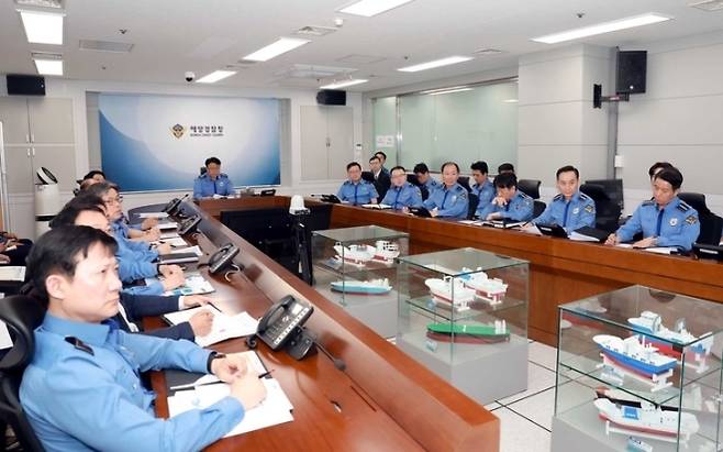 장인식 해양경찰청장 직무대행이 5일 호르무즈 해협 내 한국선박 사고 발생 관련 긴급 상황점검 회의를 주재하고 있다. 장 해경청장 직무대행은 주변국 수색구조본부(RCC)에 사고 상황 파악과 구조 협력을 강화할 것을 지시했다. 뉴시스