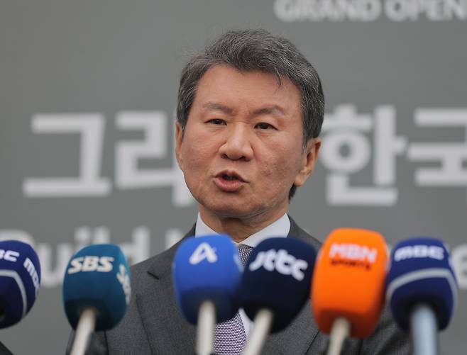 정몽규 대한축구협회장이 4월 7일 공식 개관식이 열린 충남 천안 코리아풋볼파크에서 취재진을 만나 소감을 말하고 있다. 연합뉴스