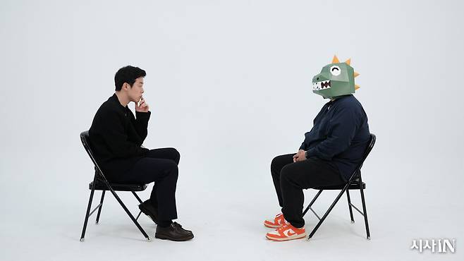 3월22일 서울의 한 스튜디오에서 정신건강의학 전문의 김지용씨(왼쪽)가 AI 이용자 중 한 명과 상담을 진행하고 있다. ⓒ시사IN 이한울