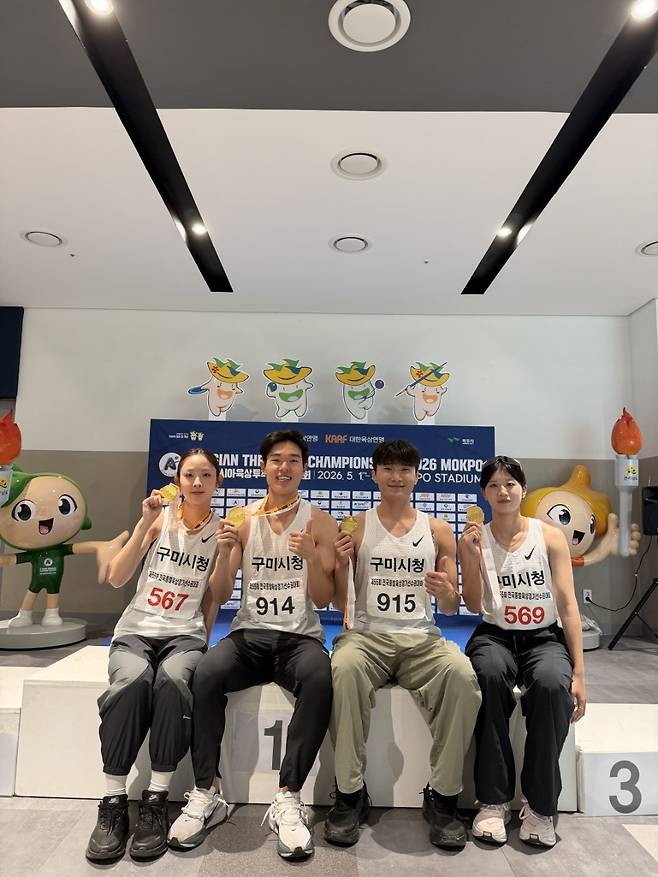 제55회 전국종별육상경기선수권대회에서 구미시청 육상팀이 1600m 혼성계주에서 1위를 차지한 뒤 금메달을 들어보이고 있다.(왼쪽부터 김진영,김동진, 조홍조, 신기영 선수)ⓒ구미시 제공