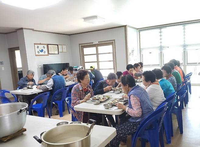통영시는 '농번기 마을공동급식 지원사업'을 20개 마을에서 5월부터 추진한다고 밝혔다. ⓒ통영시 제공