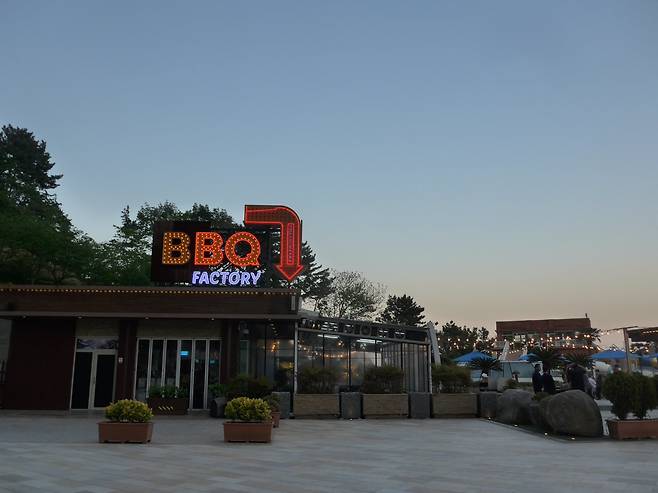 야외 테라스에서 숯불에 바비큐를 해 먹을 수 있는 BBQ팩토리.     거제 ｜ 양형모 기자
