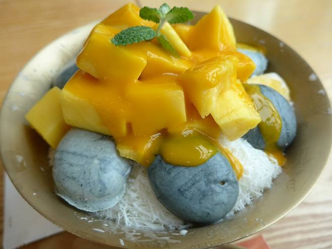 ‘몬테로쏘’가 이번 시즌 선보인 ‘몽돌리아’ 빙수. 진짜 몽돌처럼 보이는 비주얼이지만 맛있게 먹을 수 있는 크럼블이다. 거제 | 양형모 기자
