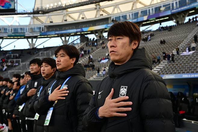 김은중 감독과 김태민 코치(오른쪽부터)가 2028LA올림픽에서 한국남자축구를 이끈다. 2023년 6월 12일(한국시간)  아르헨티나 라플라타 스타디움서 열린 이스라엘과 U-20 월드컵 3위 결정전에 앞서 애국가를 부르고 있다. 사진제공｜대한축구협회