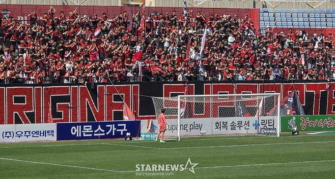 5일 부천종합운동장에서 열린 부천FC와 제주 SK의 경기. 후반 경기 도중 김동준이 부천 팬들을 돌아보고 있다. /사진=김명석 기자