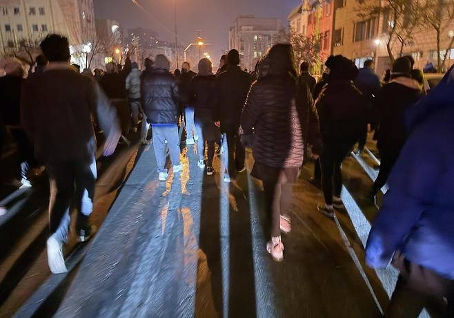 1월 8일(현지 시간) 이란 테헤란에서 시위대가 정부에 항의하며 거리를 행진하고 있다. 뉴시스