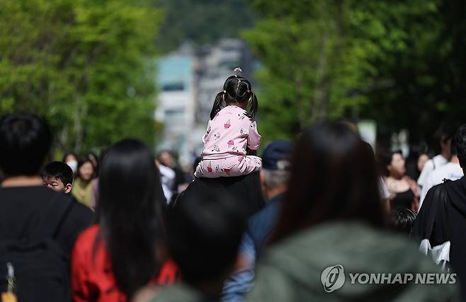 목말 타고 (서울=연합뉴스) 김성민 기자 = 어린이날인 5일 서울 광진구 어린이대공원에서 한 아이가 목말을 타고 이동하고 있다.  2026.5.5 ksm7976@yna.co.kr