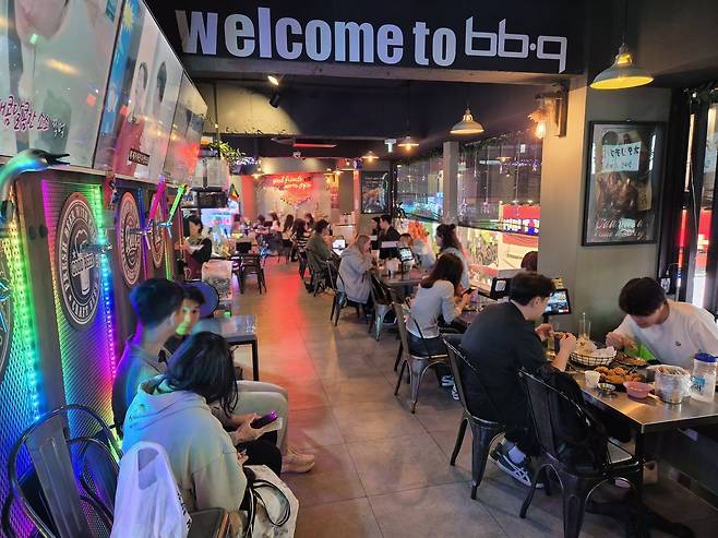 BBQ 홍대로데오점 전경 [제너시스BBQ 그룹 제공]