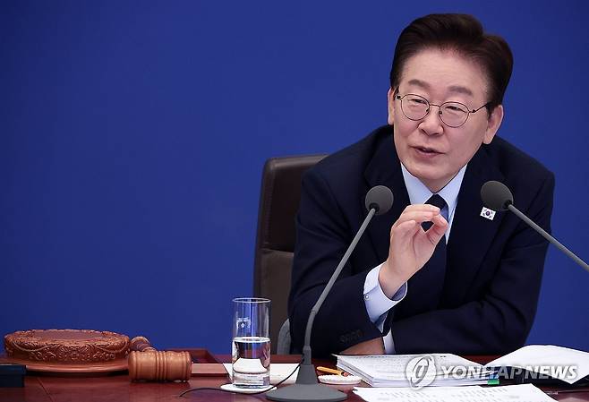 발언하는 이재명 대통령 (서울=연합뉴스) 한상균 기자 = 이재명 대통령이 6일 청와대에서 열린 국무회의 겸 비상경제점검회의에서 발언하고 있다. 2026.5.6 xyz@yna.co.kr