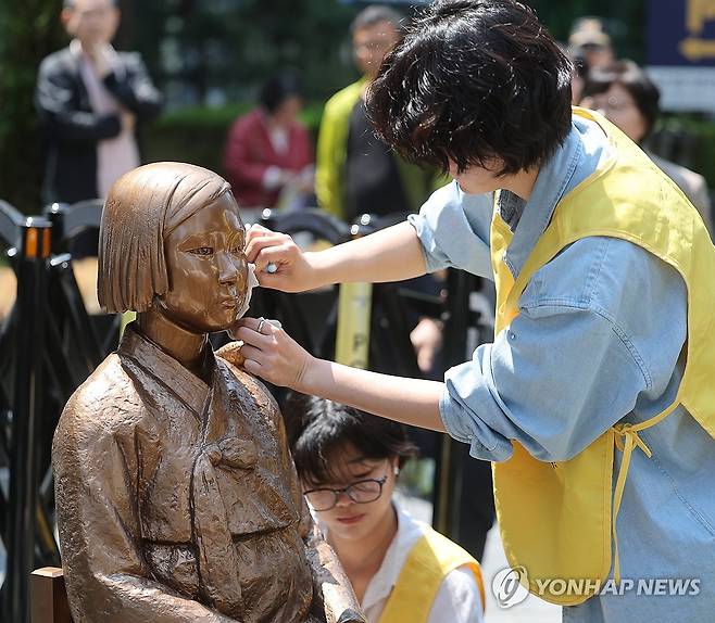 수요시위에 앞서 (서울=연합뉴스) 박동주 기자 = 6일 서울 종로구 옛 주한 일본대사관 인근에서 열린 '일본군 성노예제 문제해결을 위한 정기 수요시위'에 앞서 관계자들이 소녀상을 닦고 있다. 2026.5.6 pdj6635@yna.co.kr