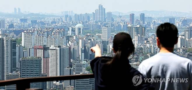 서울 아파트 전경 (서울=연합뉴스) 김주형 기자 = 26일 서울 남산에서 바라본 도심 곳곳에 아파트가 빼곡하다.
    2026.4.26 kjhpress@yna.co.kr